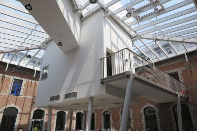 Stalen kubus op zes schuine kolommen typeert gedurfd ontwerp