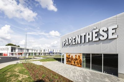 Stalen winkelcentrum springt uit de band